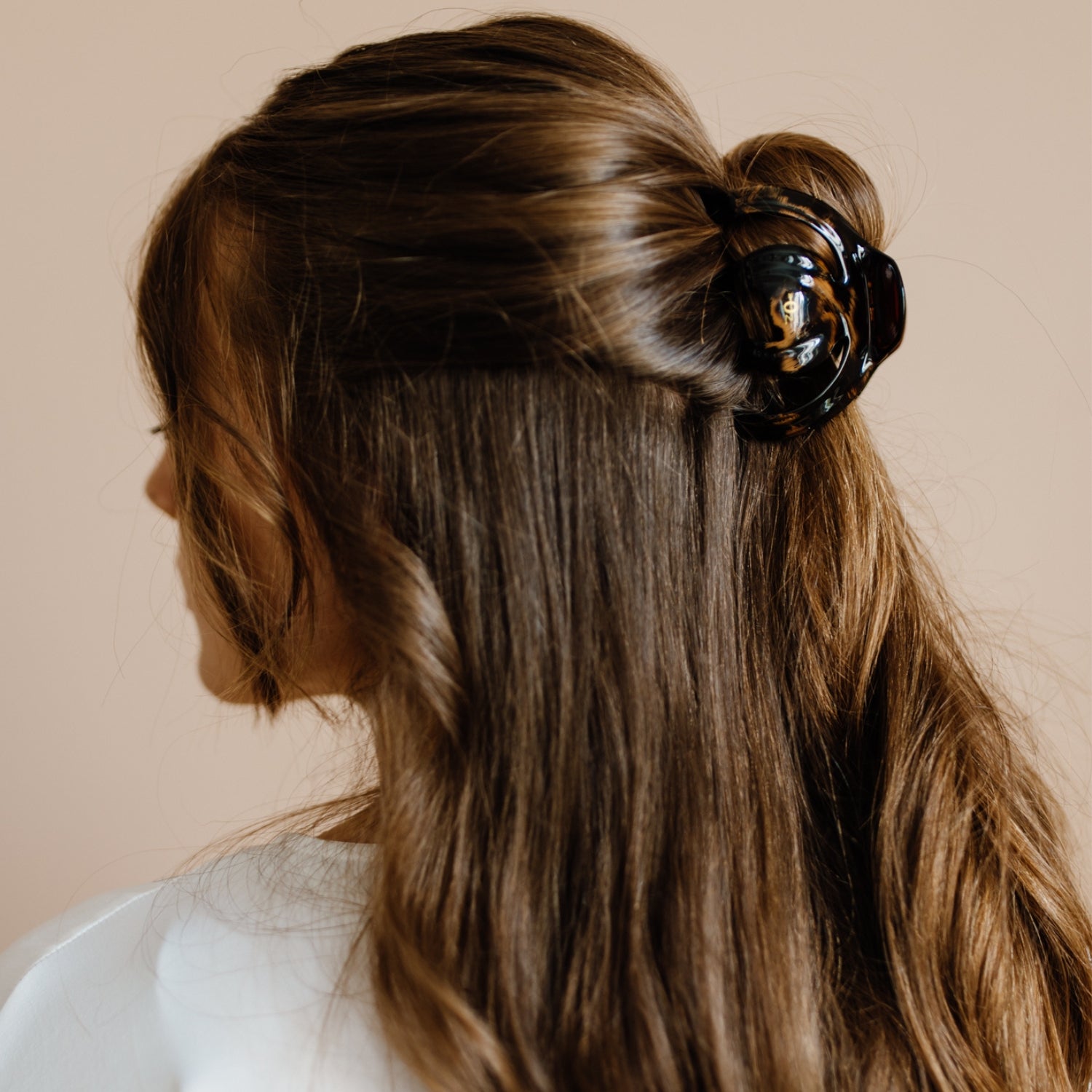La charlotte en soie : l'accessoire pour les cheveux boucles